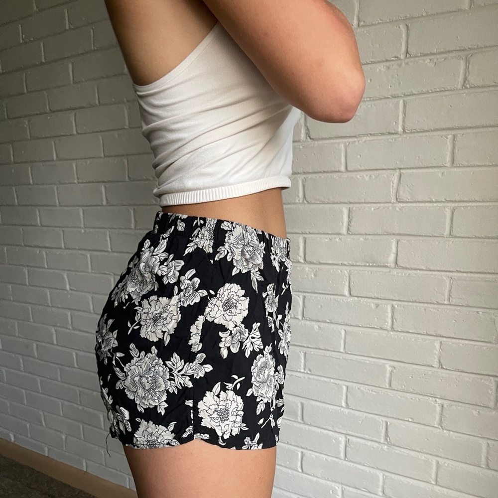 Rare Brandy Melville beach flowy shorts - Picture 3 of 4